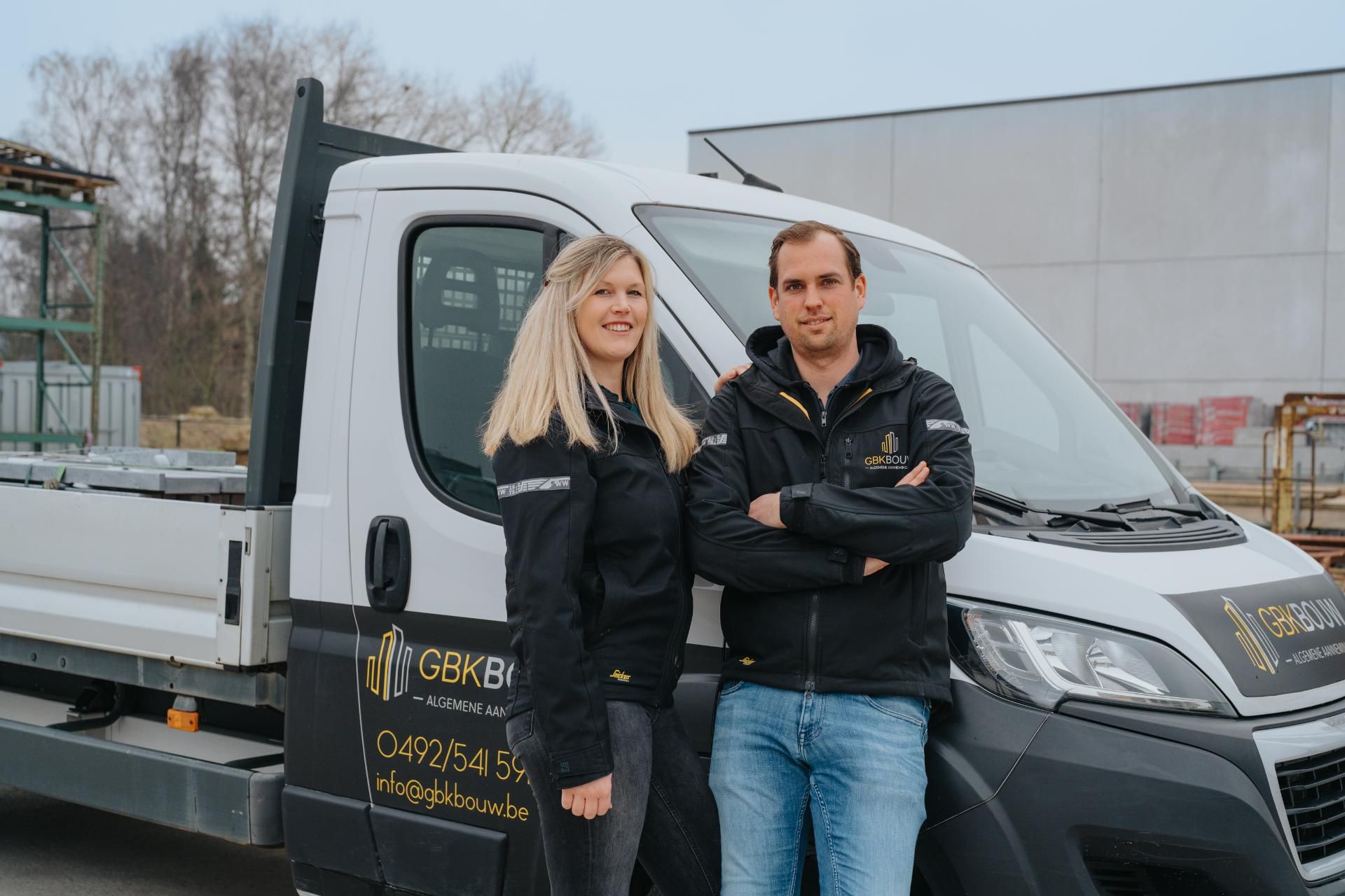 GBK Bouw team voor bedrijfswagen op bouwplaats in Noord-Limburg, professioneel bouwbedrijf gespecialiseerd in woningbouw en appartementen