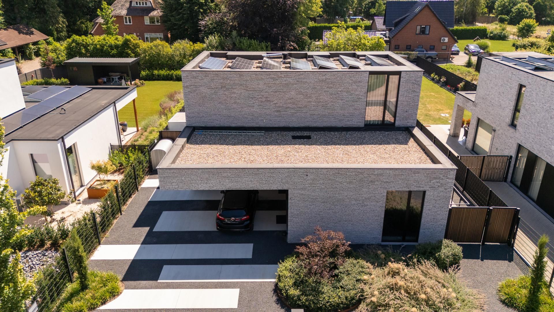 Moderne villa met plat dak, gebouwd door GBK Bouw