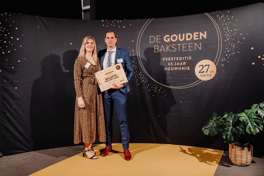 GBK Bouw ontvangt award op podium, 27ste editie Gouden Baksteen, Bouwunie, 2024.