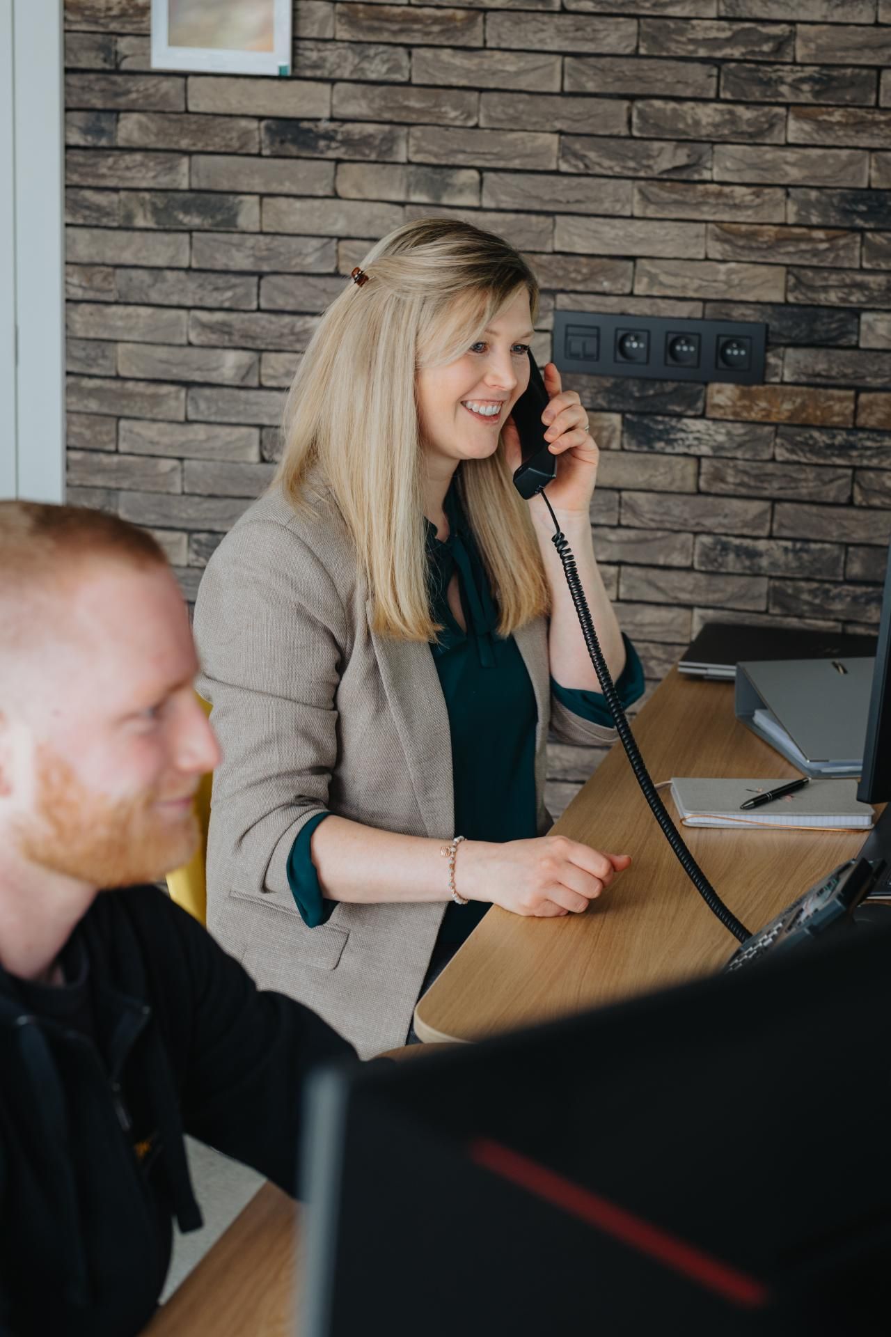Klantenservice medewerker GBK Bouw in gesprek over woningbouwproject, professionele communicatie en persoonlijke begeleiding tijdens bouwproces