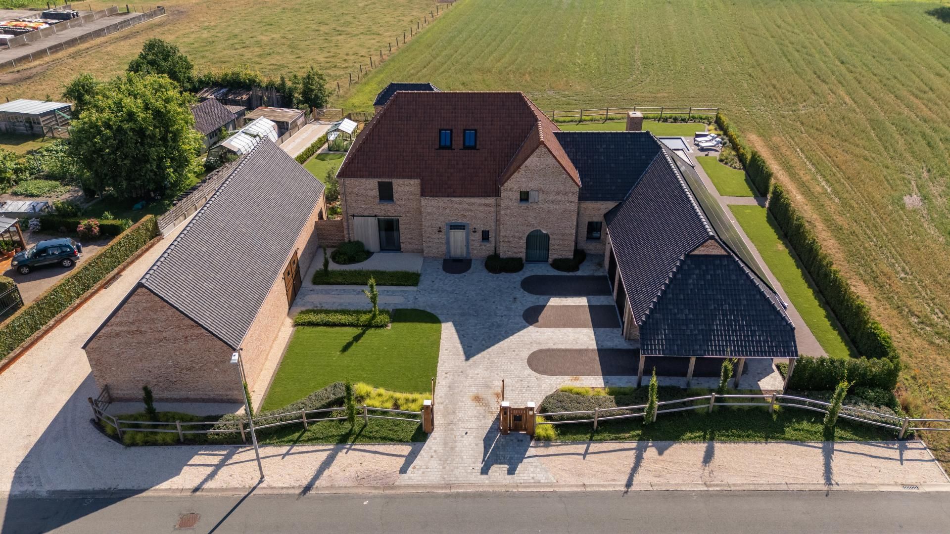 Luchtfoto van een afgewerkte landelijke woning, gebouwd door GBK Bouw