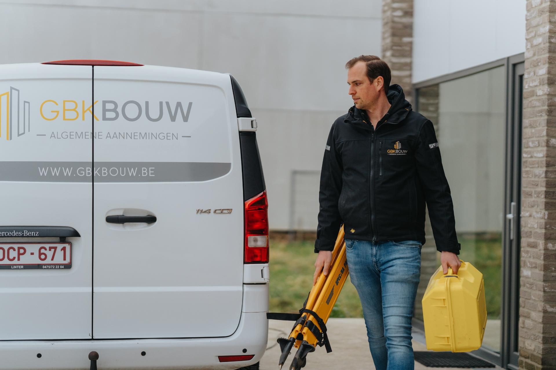 Medewerker op weg naar een bouw project van GBK Bouw