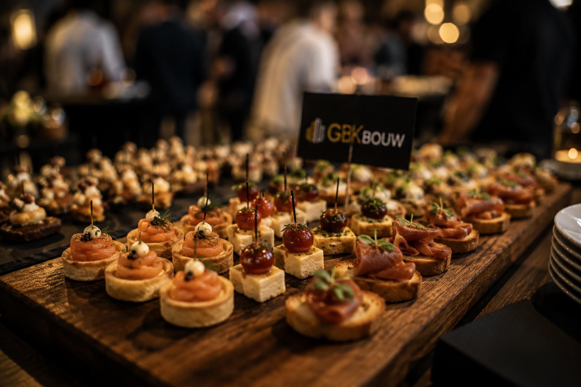 Geniet van een gezellige feestavond met lekker eten, verfrissende drankjes en een ontspannen sfeer. 