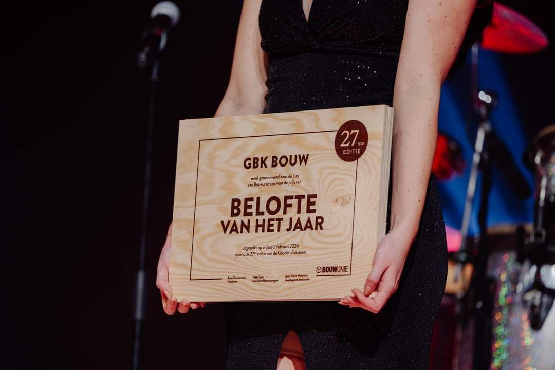 Close-up houten award GBK Bouw, "Belofte van het Jaar 2024", Gouden Baksteen Bouwunie.