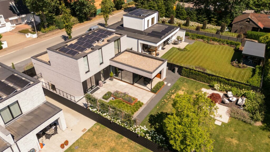 13 luchtfoto moderne gezinswoning